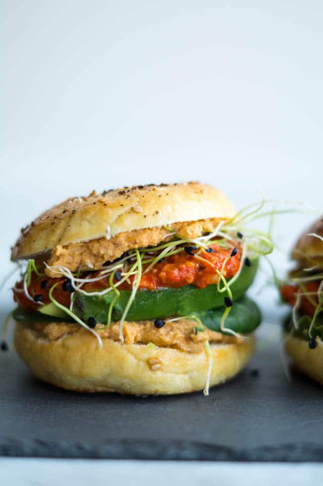 Glutenfri bagels med hummus og romesco sauce Stinna