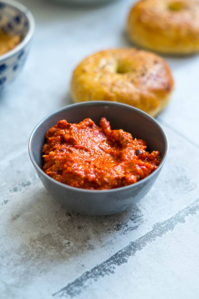 Glutenfri bagels med hummus og romesco sauce Stinna