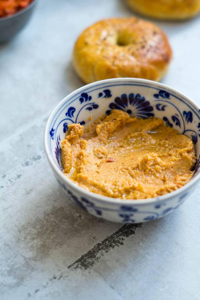 Glutenfri bagels med hummus og romesco sauce Stinna