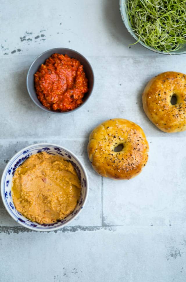 Glutenfri bagels med hummus og romesco sauce Stinna