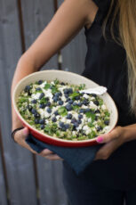 Sommersalat - quinoasalat med persille, blåbær og feta