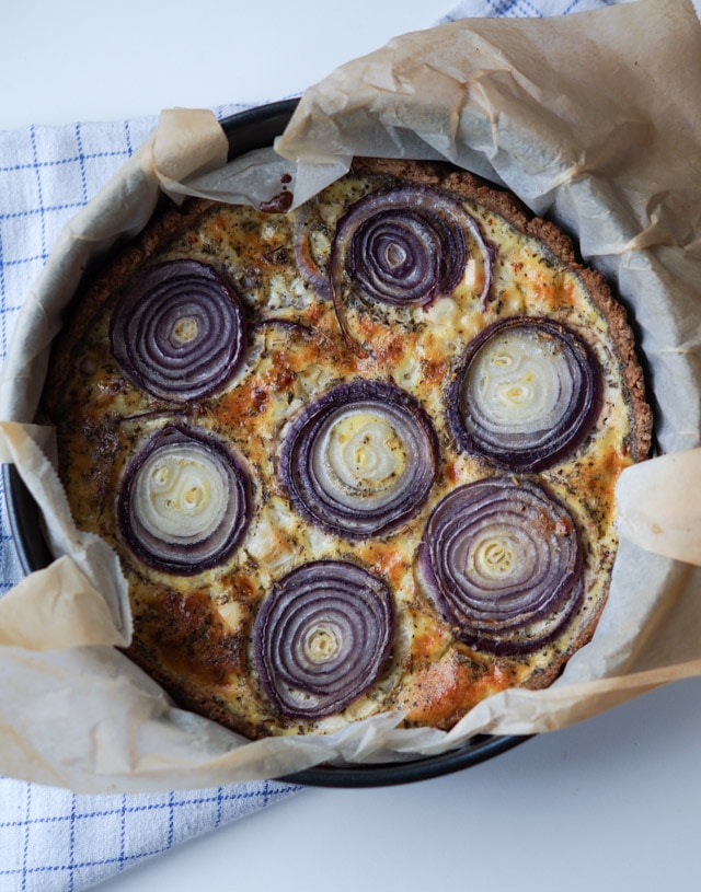 Rødløgstærte med rosmarin og feta