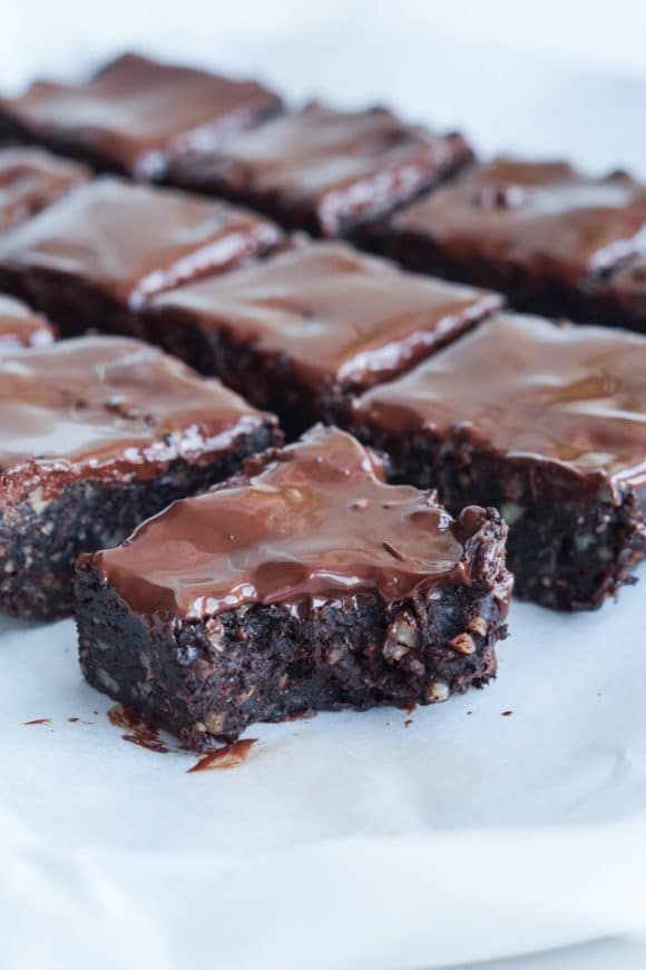 Raw brownie med valnødder og chokoladetopping sund brownie