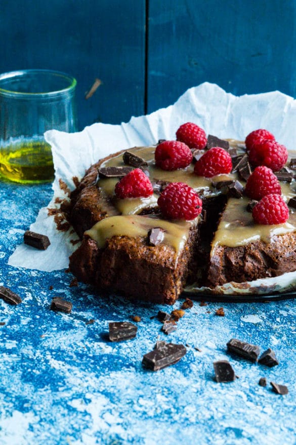 Sundere chokoladekage med olivenolie og hjemmelavet kokoskaramel
