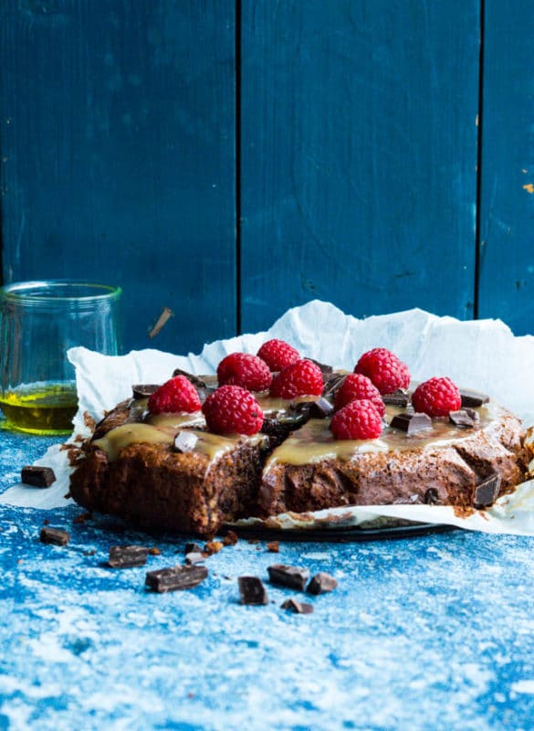 Sundere chokoladekage med olivenolie og hjemmelavet kokoskaramel
