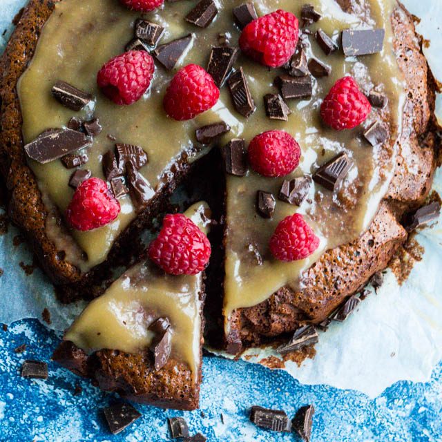 Sundere chokoladekage med olivenolie og hjemmelavet kokoskaramel