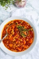 Vegetarisk minestronesuppe - krydret italiensk tomatsuppe med nudler