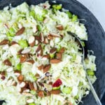Spidskålssalat med hvidløgsdressing, æble og ristede mandler