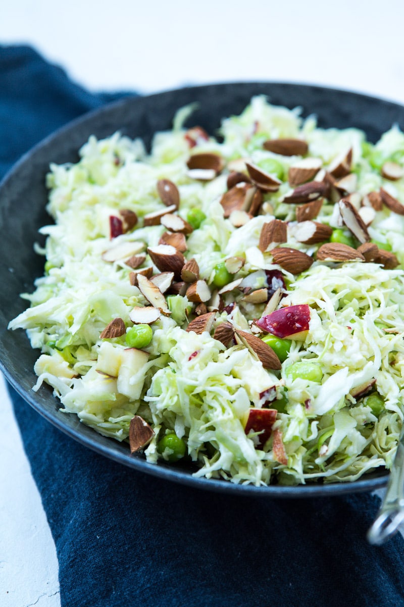 Spidskålssalat med hvidløgsdressing, æble og ristede mandler