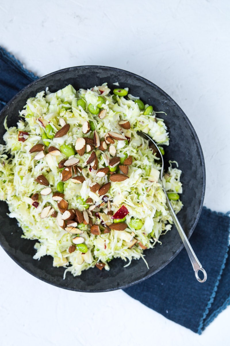 Spidskålssalat med hvidløgsdressing, æble og ristede mandler