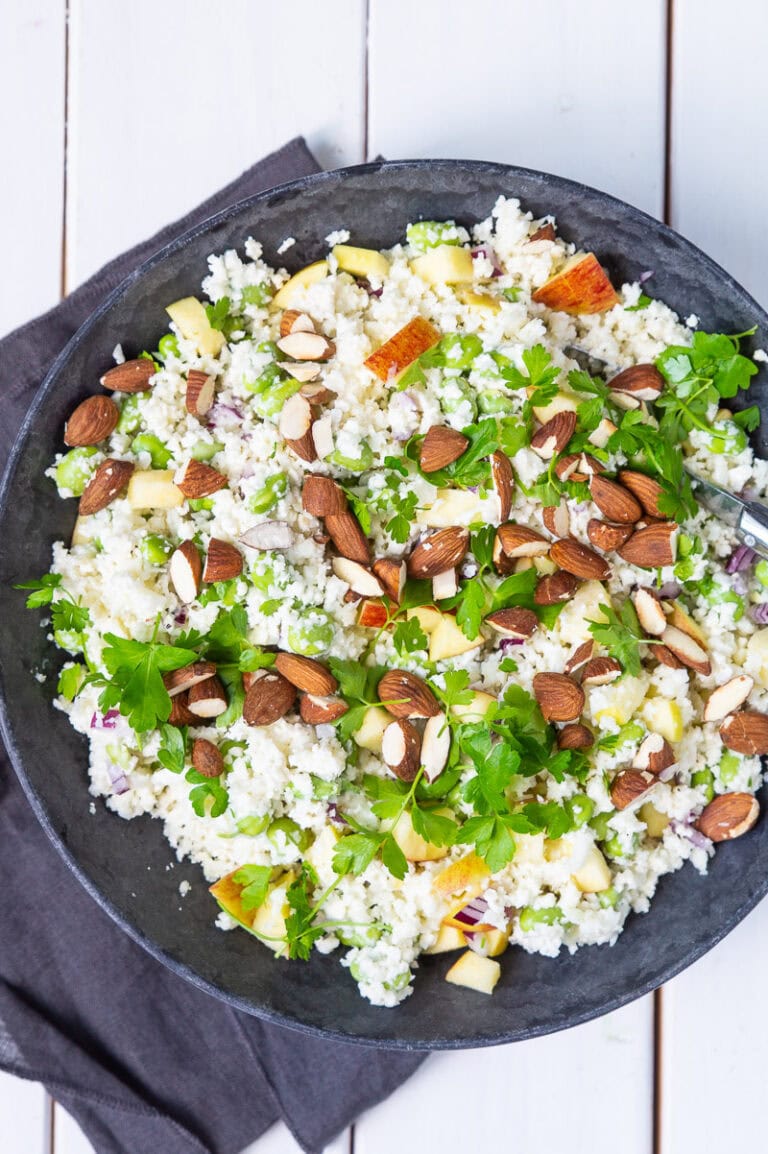 Blomkålssalat med æbler, sennepsdressing og ristede mandler