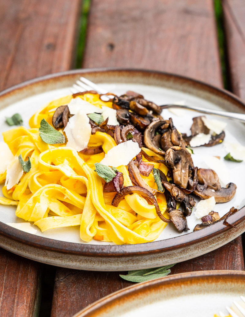 Pasta med græskarsauce og stegte svampe