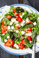 Salat med jordbær, spinat og feta