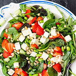Jordbærsalat med spinat og feta