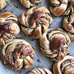 Kanelsnurrer med æble og marcipan