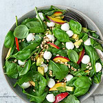 Salat-med-fersken-mozzarella-og-avocado