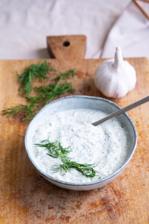 Dilddressing | opskrift på den bedste dressing med dild og creme fraiche