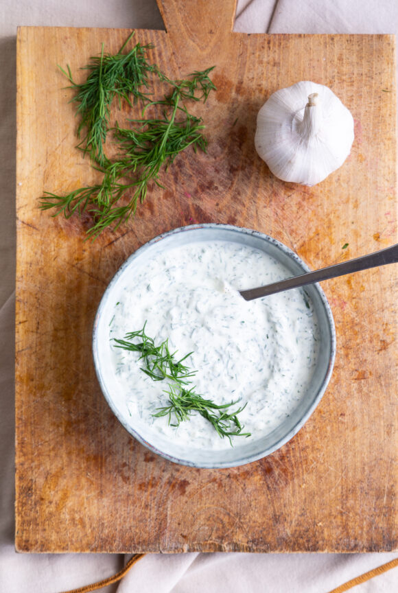 Dilddressing | opskrift på den bedste dressing med dild og creme fraiche