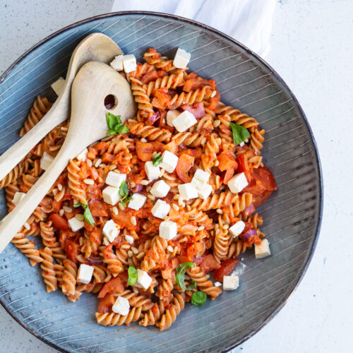 Pastasalat med peberfrugtcreme