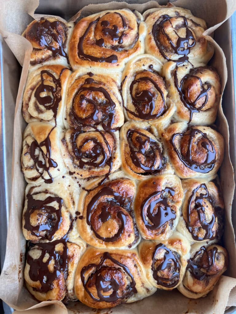Kanelsnegle med dadelfyld