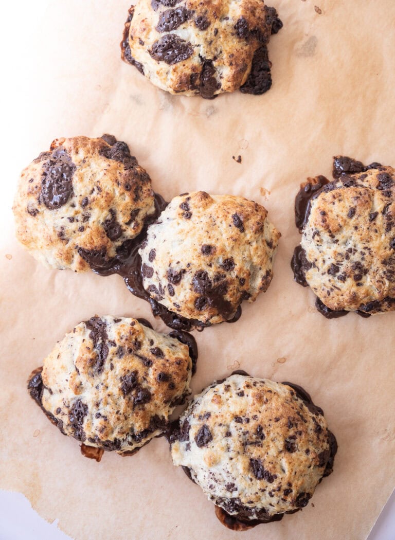Chokoladescones med hytteost