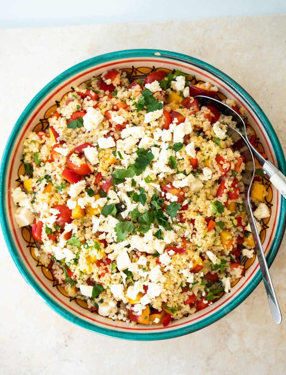 Bulgursalat med nektarin, feta og friske krydderurter