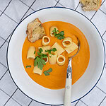 cremet tomatsuppe med røde linser